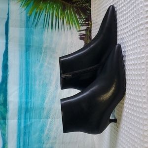 Women's ankle bootie size 7
